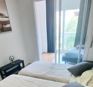 sypialnia z 2 łóżkami i widokiem na balkon w obiekcie Apartamento Los Pacos Fuengirola w mieście Fuengirola +25 zdjęć