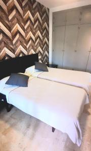 Łóżko lub łóżka w pokoju w obiekcie Apartamento Los Pacos Fuengirola