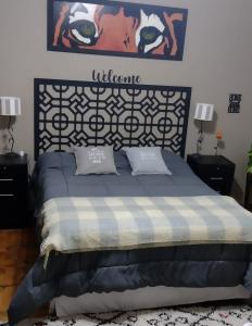 1 dormitorio con 1 cama con colcha en blanco y negro en MAGUI CONCEPCION DEL URUGUAY en Concepción del Uruguay