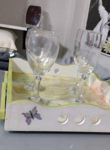 tres copas de vino sentadas en una bandeja sobre una mesa en MAGUI CONCEPCION DEL URUGUAY en Concepción del Uruguay