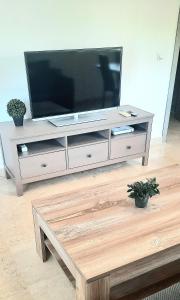 centrum rozrywki z telewizorem z płaskim ekranem w obiekcie Apartamento Los Pacos Fuengirola w mieście Fuengirola