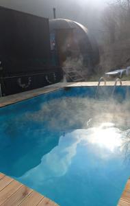 薩潘賈的住宿－İstanbuldere Glamping，热水浴池中蒸汽从里面出来