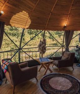 a living room with couches and a table in a dome at İstanbuldere Glamping in Sapanca