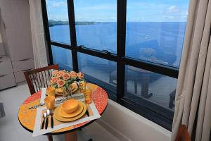 uma mesa de jantar com vista para a água em Tropical Executive 1307 With View em Manaus