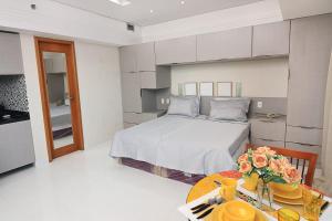 una camera da letto con letto e tavolo con sidro di sidro. di Tropical Executive 1307 With View a Manaus