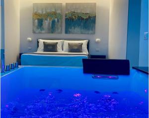 sypialnia z łóżkiem i akwarium na podłodze w obiekcie Naxos Marina Bay w mieście Giardini Naxos
