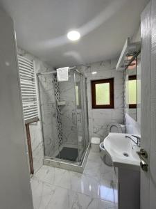 Bilik mandi di Apartmani Milosavljević