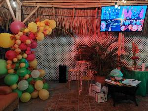 une chambre avec un bouquet de ballons et un écran dans l'établissement Hotel Coronado Inn, à Playa Coronado