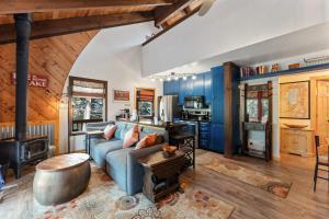 a living room with a blue couch and a kitchen at The Bear's Den Chalet in Stateline