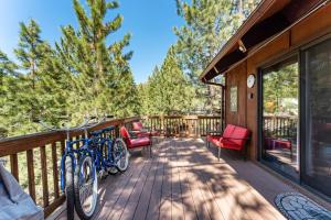 a deck with bikes and chairs on a cabin at The Bear's Den Chalet in Stateline