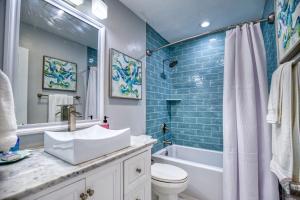 uma casa de banho com um lavatório, uma banheira e um WC. em Tropical Oasis, Heated Pool, Hot Tub, Near Siesta Key em Sarasota