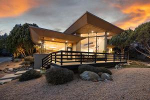 een groot huis met een groot terras ervoor bij Bowstring Beauty- Incredible Views! in Sedona