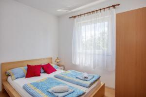 Postel nebo postele na pokoji v ubytování Apartments with a parking space Zablace, Sibenik - 4219