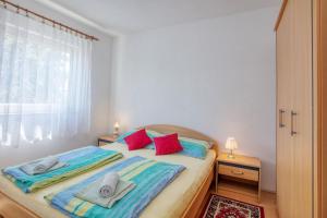 Postel nebo postele na pokoji v ubytování Apartments with a parking space Zablace, Sibenik - 4219