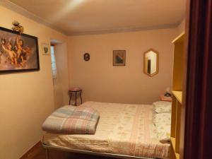 - une petite chambre avec un lit et un miroir dans l'établissement casa indipendente con camino tra leonessa e amatrice, à Favischio