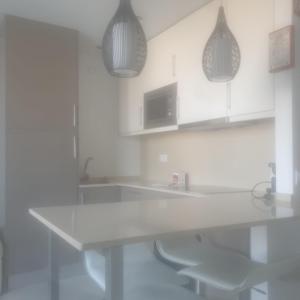 een keuken met witte aanrechtbladen en witte kasten bij Bay View Apartments in Albufeira