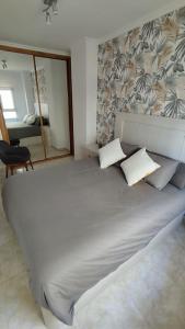 Łóżko lub łóżka w pokoju w obiekcie Apartamento en Foz. Primera Línea Playa Rapadoira