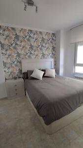 łóżko z dwiema poduszkami w sypialni w obiekcie Apartamento en Foz. Primera Línea Playa Rapadoira w mieście Foz