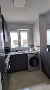 Kuchnia lub aneks kuchenny w obiekcie Apartamento en Foz. Primera Línea Playa Rapadoira