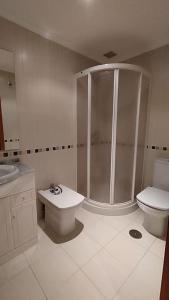 Łazienka w obiekcie Apartamento en Foz. Primera Línea Playa Rapadoira