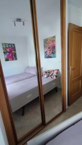 Łóżko lub łóżka w pokoju w obiekcie Apartamento en Foz. Primera Línea Playa Rapadoira