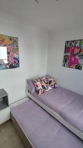 Łóżko lub łóżka w pokoju w obiekcie Apartamento en Foz. Primera Línea Playa Rapadoira