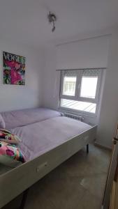 Łóżko lub łóżka w pokoju w obiekcie Apartamento en Foz. Primera Línea Playa Rapadoira