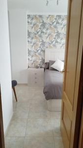 Łóżko lub łóżka w pokoju w obiekcie Apartamento en Foz. Primera Línea Playa Rapadoira