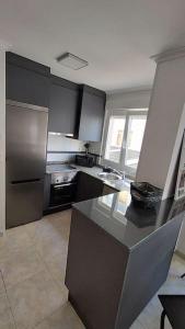 Kuchnia lub aneks kuchenny w obiekcie Apartamento en Foz. Primera Línea Playa Rapadoira
