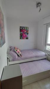 Łóżko lub łóżka w pokoju w obiekcie Apartamento en Foz. Primera Línea Playa Rapadoira