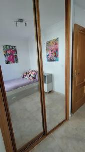 Łóżko lub łóżka w pokoju w obiekcie Apartamento en Foz. Primera Línea Playa Rapadoira