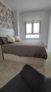 Łóżko lub łóżka w pokoju w obiekcie Apartamento en Foz. Primera Línea Playa Rapadoira