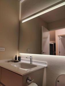 ein Badezimmer mit Waschbecken und großem Spiegel in der Unterkunft Depto a estrenar increíble vista 180º Cocha in Cochabamba