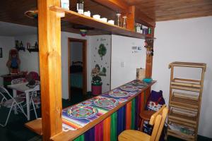 Zimmer mit einem Regenbogenbett in einem Zimmer in der Unterkunft Villa Carolina in Aquitania