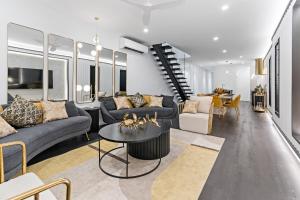 耐莉湾NEW! Dacha on Maggie No#2, Unrivaled Island Luxury的带沙发和桌子的客厅