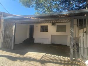 un garaje con una puerta y un edificio en Casa 2 dorm, otima localizacao, Wi-Fi, Gar, pet, en Campinas