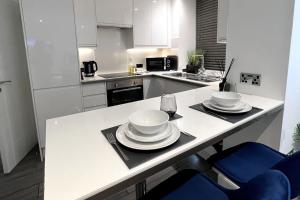 uma cozinha com uma mesa com pratos em Windsor Apartment em Brighton & Hove