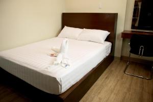 ein Schlafzimmer mit einem Bett mit Handtüchern darauf in der Unterkunft Happytelle in Dipolog City