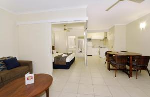 Kuchyň nebo kuchyňský kout v ubytování Cairns Queenslander Hotel & Apartments