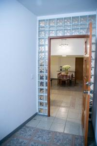 eine Tür, die in ein Esszimmer mit einem Tisch führt in der Unterkunft Casa Lili in Oaxaca de Juárez