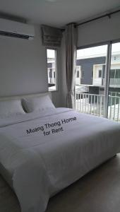 a white bed with the wordsinking wrong home for rent written on it at Muang Thong Home for Rent in Ban Bang Phang