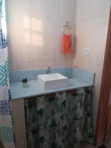 a bathroom with a sink on a counter with a towel at Chalet Vida de Roça in Ibicoara