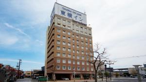 出云市Toyoko Inn Izumo-shi Ekimae的一座顶上有钟的高楼