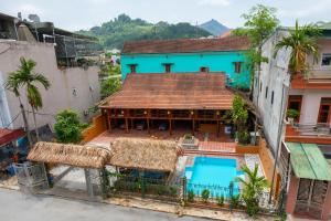 een luchtzicht op een gebouw met een zwembad bij Odyssey Hostel, Tours & Motorbikes Rental in Ha Giang