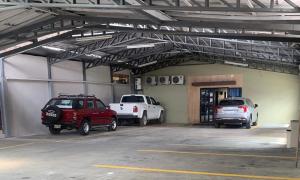 uma garagem com dois carros estacionados nela em Hotel Varadero Internacional em Guayaquil