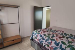 マサトランにあるAcogedora casa 3 cuartos 2 baños en privada con albercaのベッドルーム1室(ベッド1台、ドレッサー、鏡付)