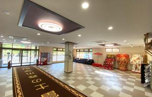 een winkel lobby met een groot scherm op het plafond bij Fujinomori Hotel in Fujikawaguchiko