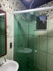 Un baño de Suíte Mar Doce Lar