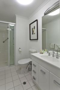 e bagno con servizi igienici, lavandino e doccia. di StayCentral - Cityside on Whiteman Street Southbank a Melbourne