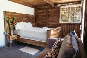1 dormitorio con 1 cama y 1 sofá en una habitación en Parador El Ermitaño, en Santa Bárbara de Samaná